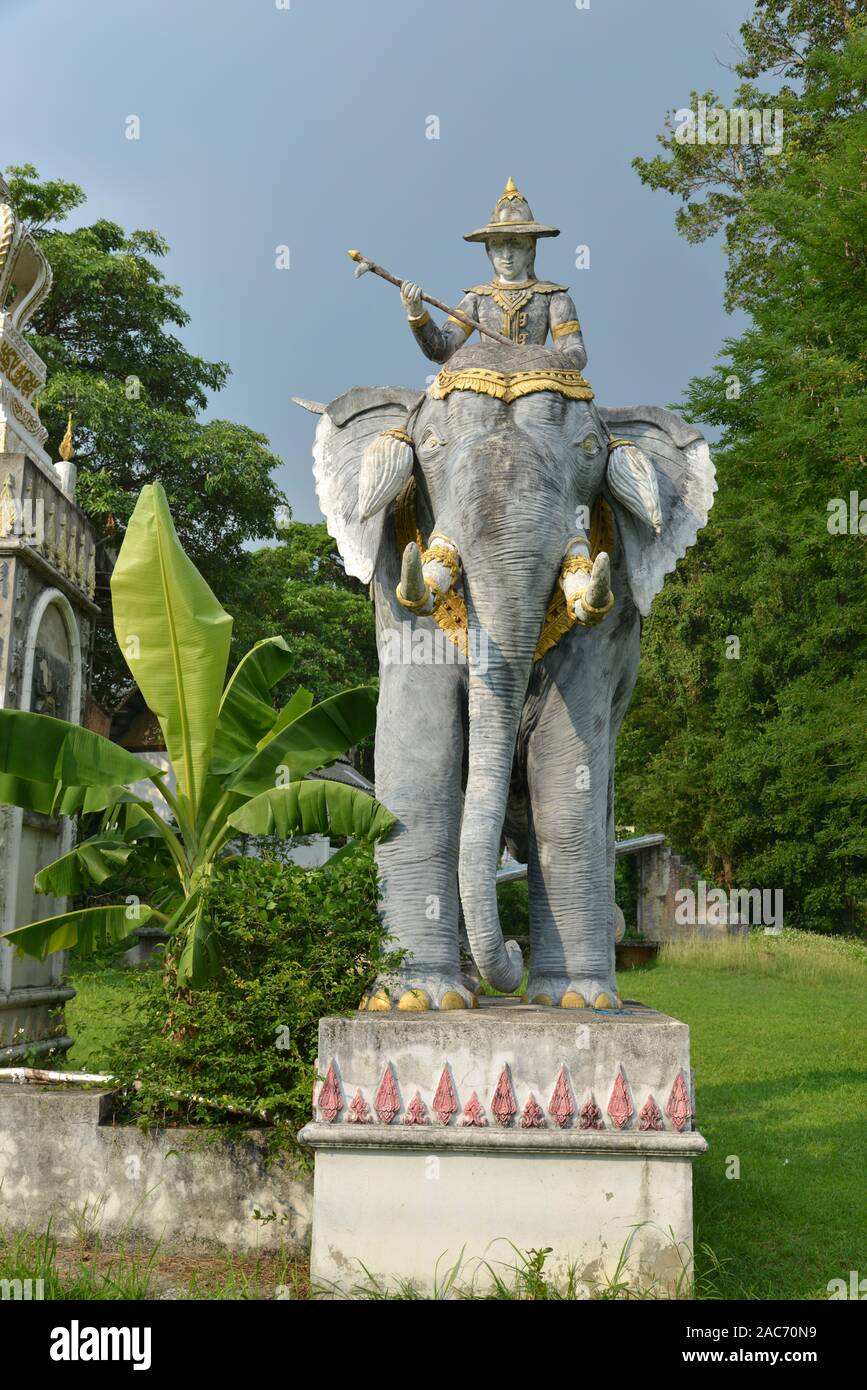 Elefanten mit Kolonialherren, Statue aus Stein Stock Photo