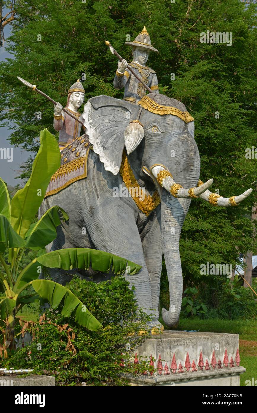 Elefanten mit Kolonialherren, Statue aus Stein Stock Photo