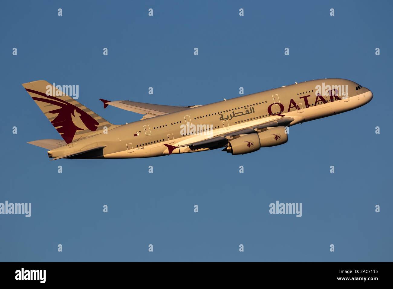Qatar airways a380 hi-res stock photography and images - Page 2