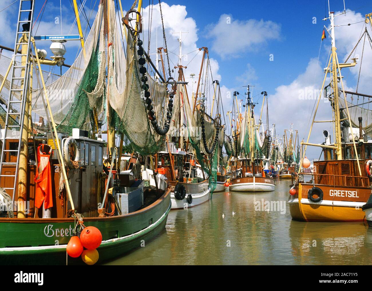 Hafen von Greetsiel - Ostfriesland Credit: McPHOTO-Konto 1500 114 929 - BLZ 282 900 63 Stock Photo