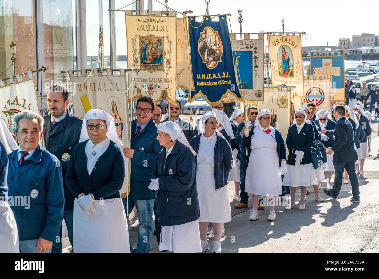 Nonnen mit UNITALSI Fahnen bei der Wallfahrt, Syrakus, Sizilien, Italien, Europa  | Nuns with UNITALSI Flags during their pilgrimage, Syracuse, Sicily Stock Photo