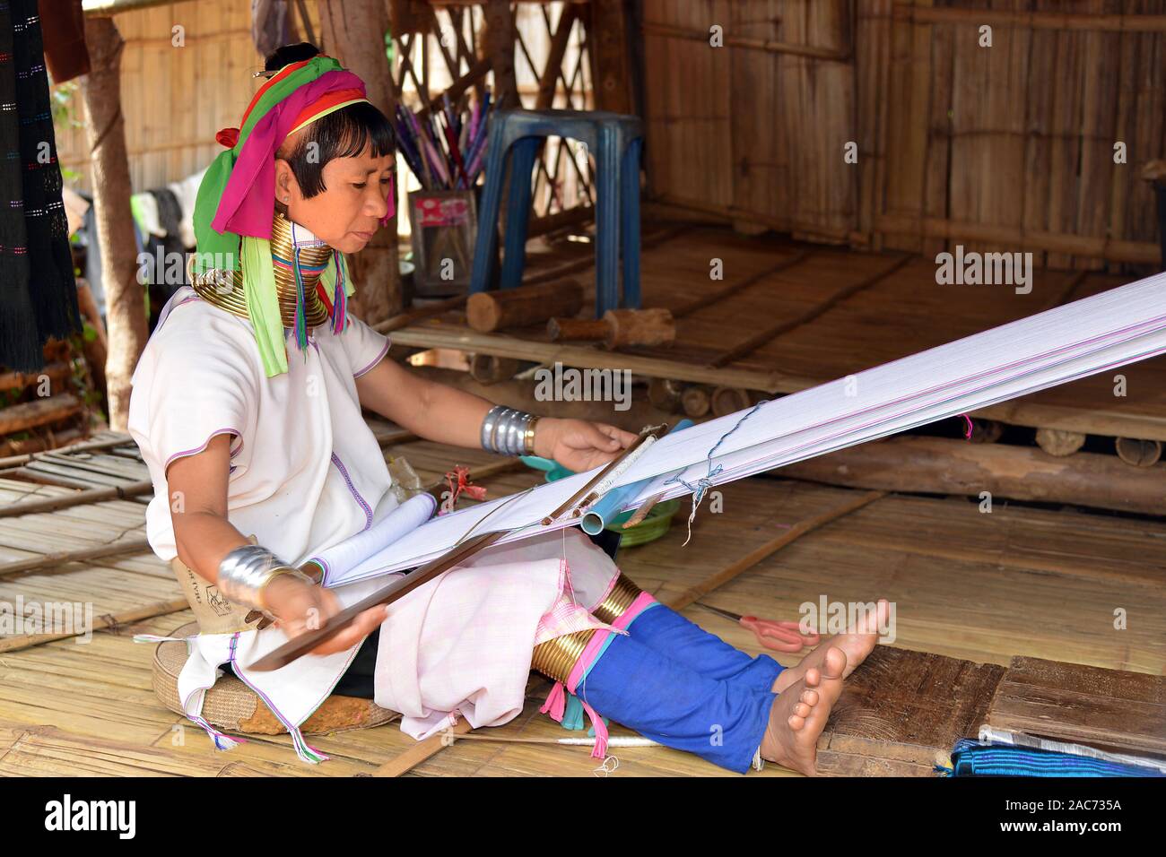 Padaung-Frau am Webstuhl, Chiang Rai, Thailand Stock Photo