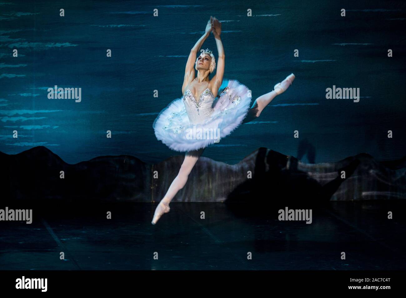 Swan lake ballet hi-res stock photography and images - Alamy