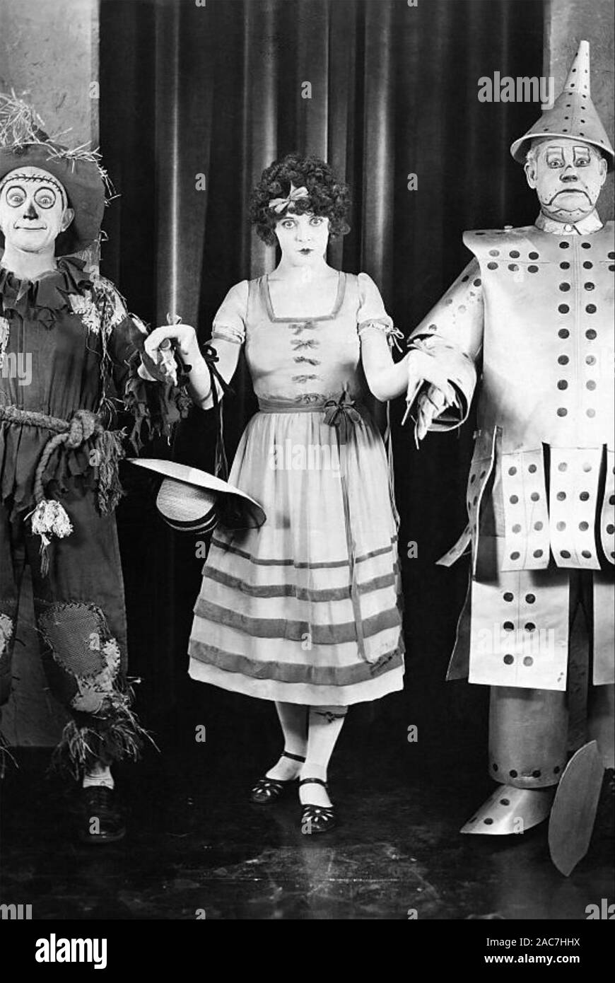 THE WIZARD OF OZ 1925 Chadwick Pictures film with from left: Larry Semon as the Scarecrow, Dorothy Dwan as Dorothy, Oliver  Hardy (of Laurel and Hardy fame) as the Tin Man Stock Photo