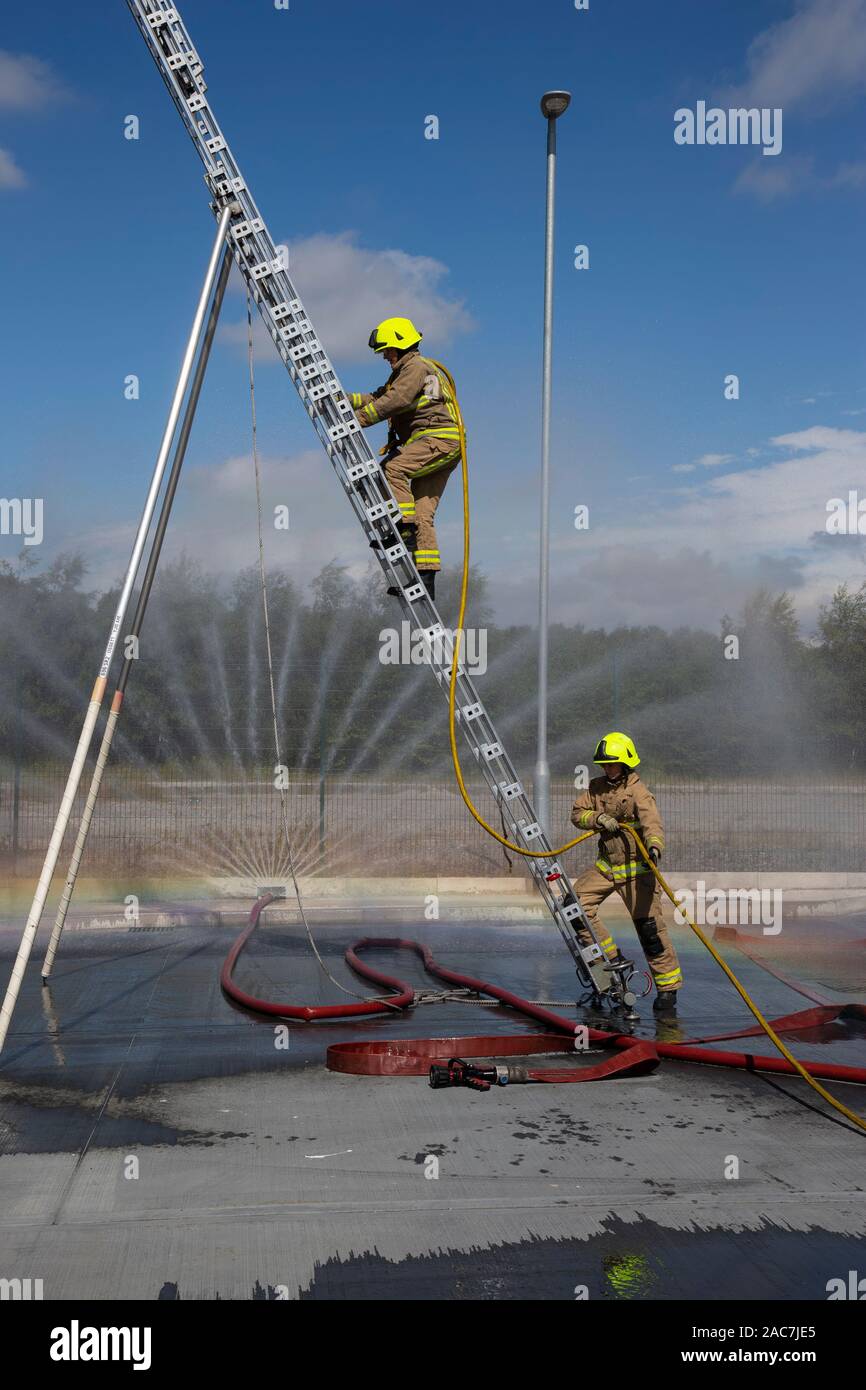 Extension ladder hires stock photography and images Alamy