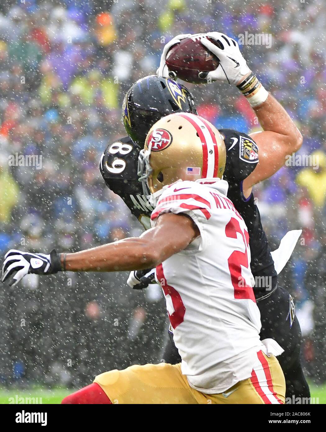 Baltimore Ravens tight end Mark Andrews (89) gets relief from the heat next  to a water