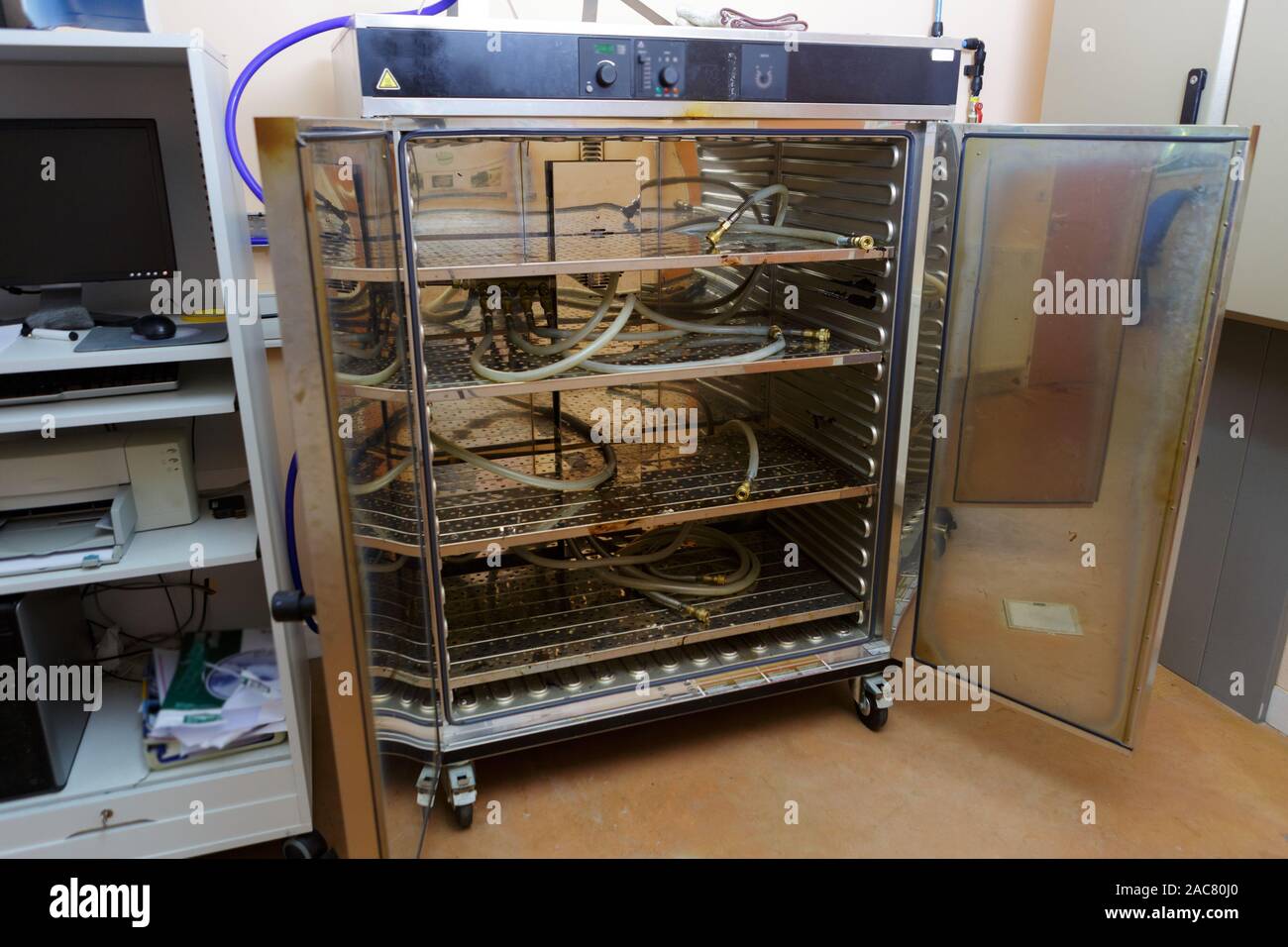 Empty data center storage hi-res stock photography and images - Alamy