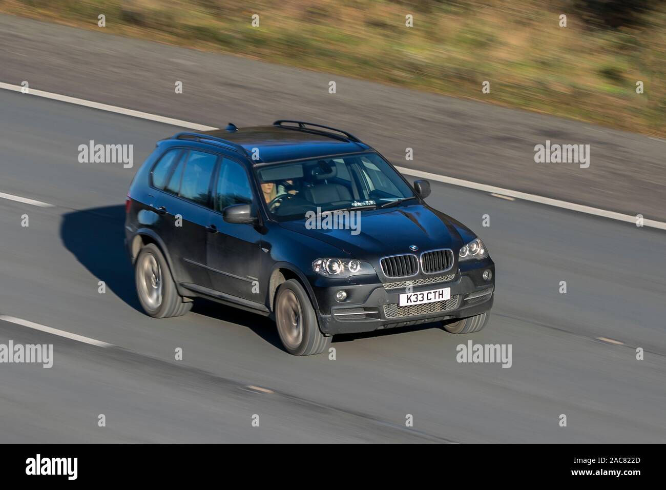 https://c8.alamy.com/comp/2AC822D/2009-black-bmw-x5-xdrive-30d-se-5s-a-traveling-at-speed-on-the-m61-motorway-slow-camera-shutter-speed-vehicle-movement-2AC822D.jpg