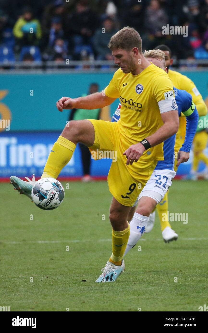Darmstadt, Germany. 01st Dec, 2019. Soccer: 2nd Bundesliga, Darmstadt 98 - Arminia Bielefeld, 15th matchday. Bielefeld's Fabian Klos on the ball. Credit: Thomas Frey/dpa - IMPORTANT NOTE: In accordance with the requirements of the DFL Deutsche Fußball Liga or the DFB Deutscher Fußball-Bund, it is prohibited to use or have used photographs taken in the stadium and/or the match in the form of sequence images and/or video-like photo sequences./dpa/Alamy Live News Stock Photo