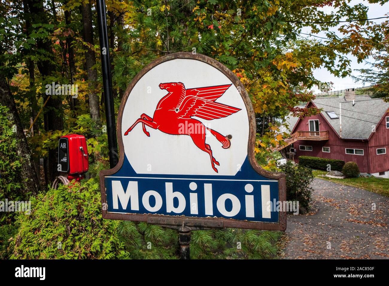 Mobil oil sign hi-res stock photography and images - Alamy
