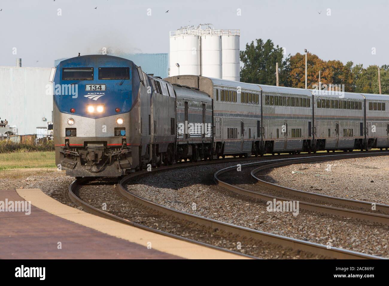 An Amtrak long distance train pulls in to station in Illinois Stock Photo