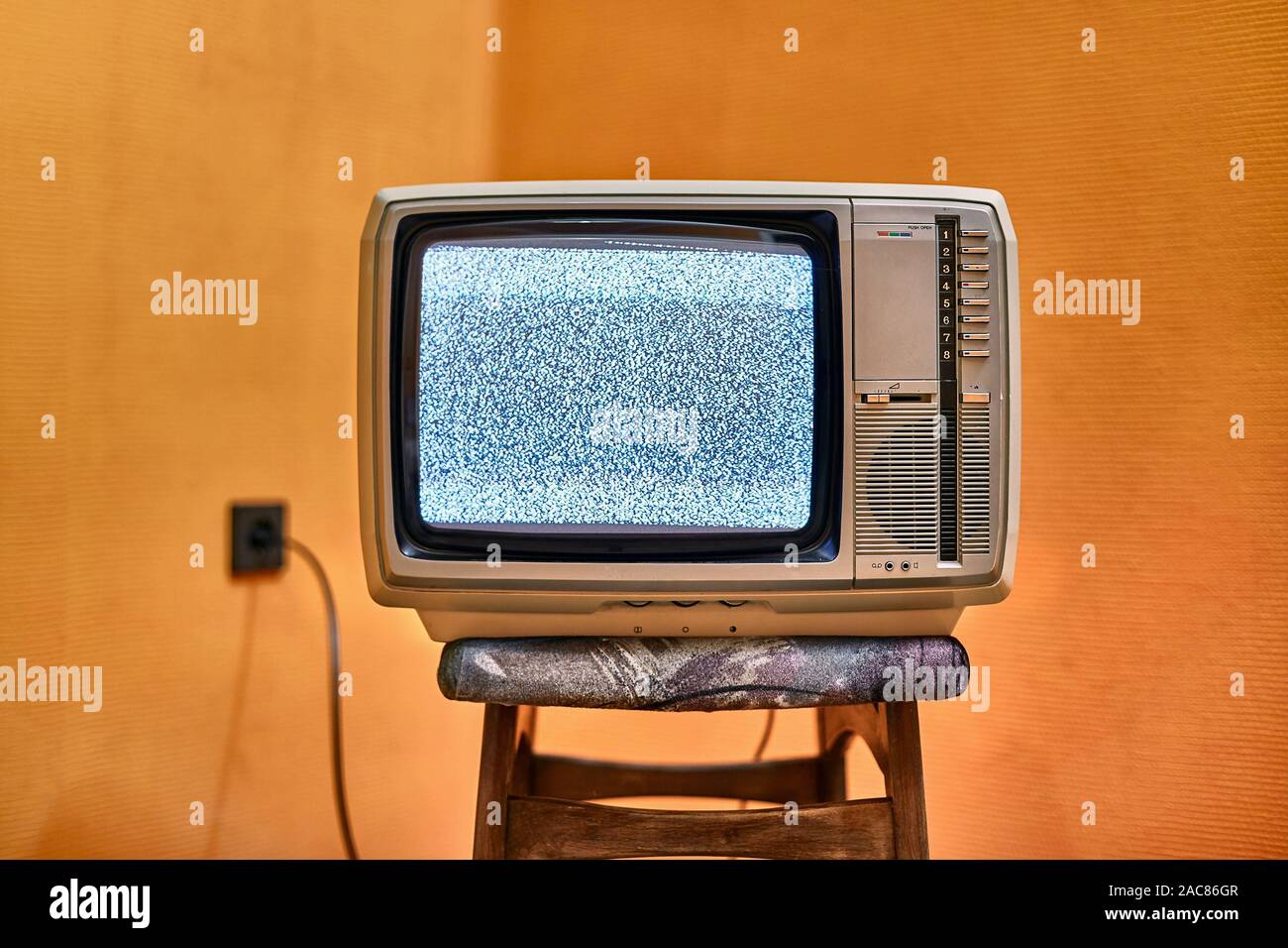 Old TV no signal Stock Photo - Alamy