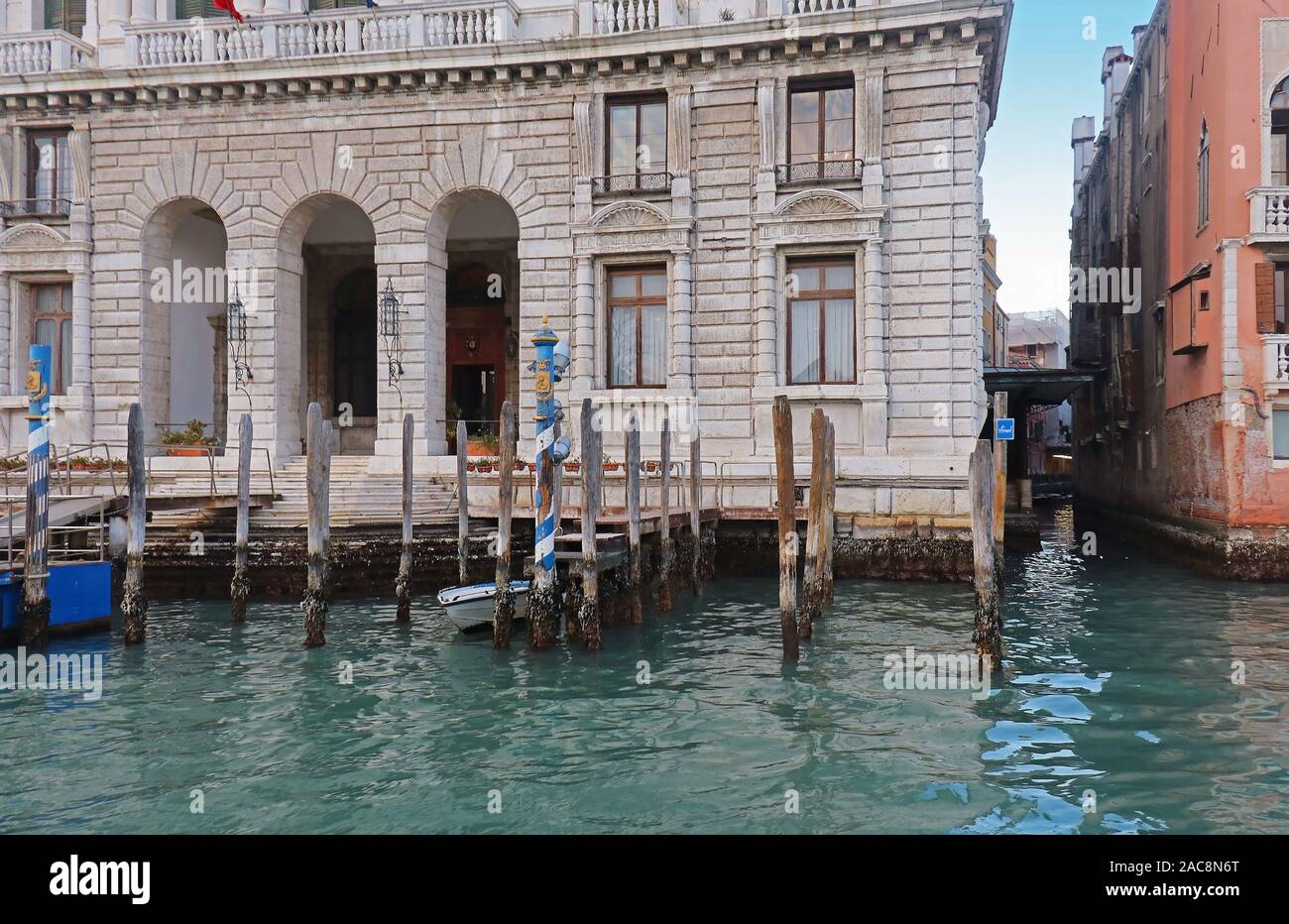 Vintage house on Grand Canal in Venice with boat docks Stock Photo - Alamy