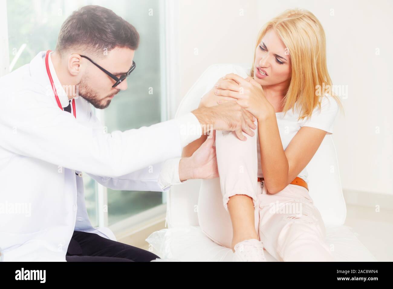 Ролевые игры доктор и пациентка. Женщина врач и пациентка. Врач и пациентка. Молодая пациентка. Врач и пациентка видео.
