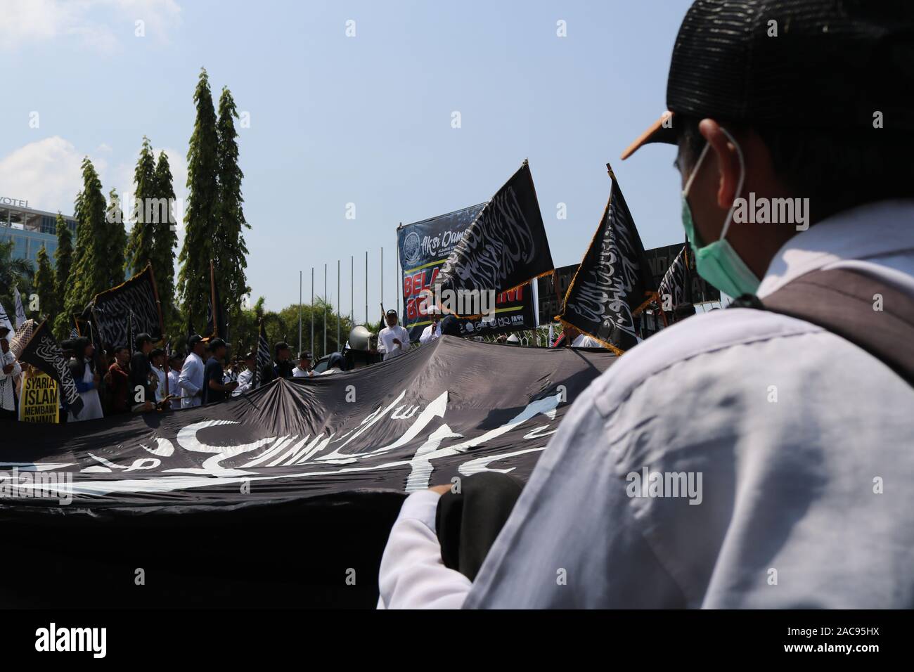 Makassar, Indonesia, 2nd Dec, 2019. Thousands of Muslims carried Islamic flags and flags when they defended the prophets in Makassar, and asked the police to prosecute the perpetrators of defamation of Islam. Two figures, namely Sukmawati and Abu Janda are considered to have harassed and defamed Muslims. Credit: Herwin Bahar/Alamy Live News Stock Photo