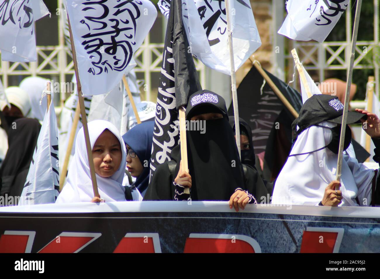 Makassar, Indonesia, 2nd Dec, 2019. Thousands of Muslims carried Islamic flags and flags when they defended the prophets in Makassar, and asked the police to prosecute the perpetrators of defamation of Islam. Two figures, namely Sukmawati and Abu Janda are considered to have harassed and defamed Muslims. Credit: Herwin Bahar/Alamy Live News Stock Photo