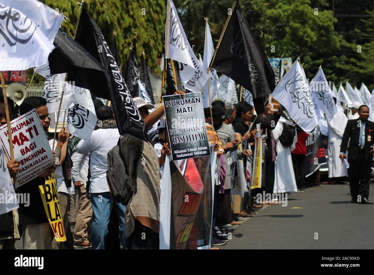 Makassar, Indonesia, 2nd Dec, 2019. Thousands of Muslims carried Islamic flags and flags when they defended the prophets in Makassar, and asked the police to prosecute the perpetrators of defamation of Islam. Two figures, namely Sukmawati and Abu Janda are considered to have harassed and defamed Muslims. Credit: Herwin Bahar/Alamy Live News Stock Photo