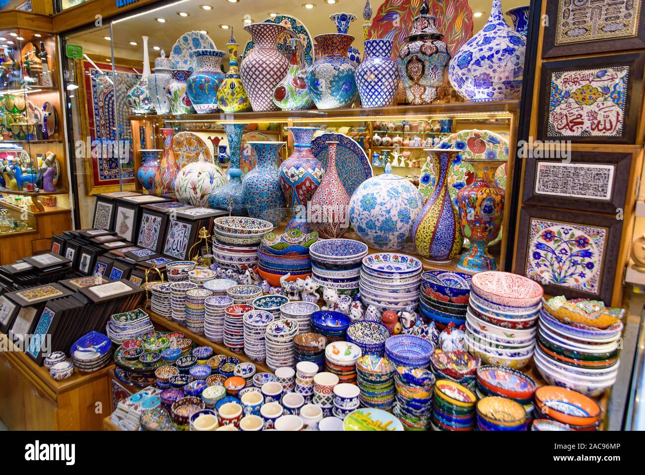 Traditional Turkish souvenirs in Grand Bazaar in Istanbul, one of the largest and oldest covered markets in the world Stock Photo