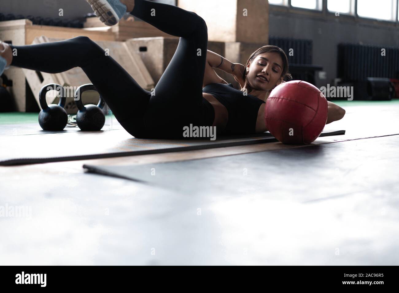 ab workouts at gym woman