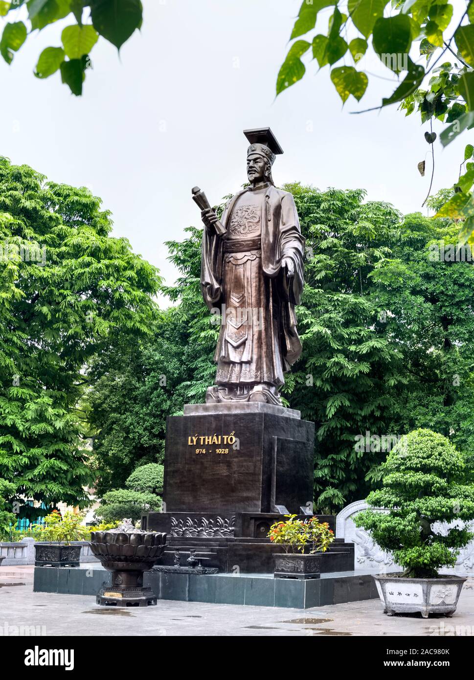 Bronze statue of Emperor Ly Thai To, founder of the Ly Dynasty,  Hanoi, Vietnam Stock Photo
