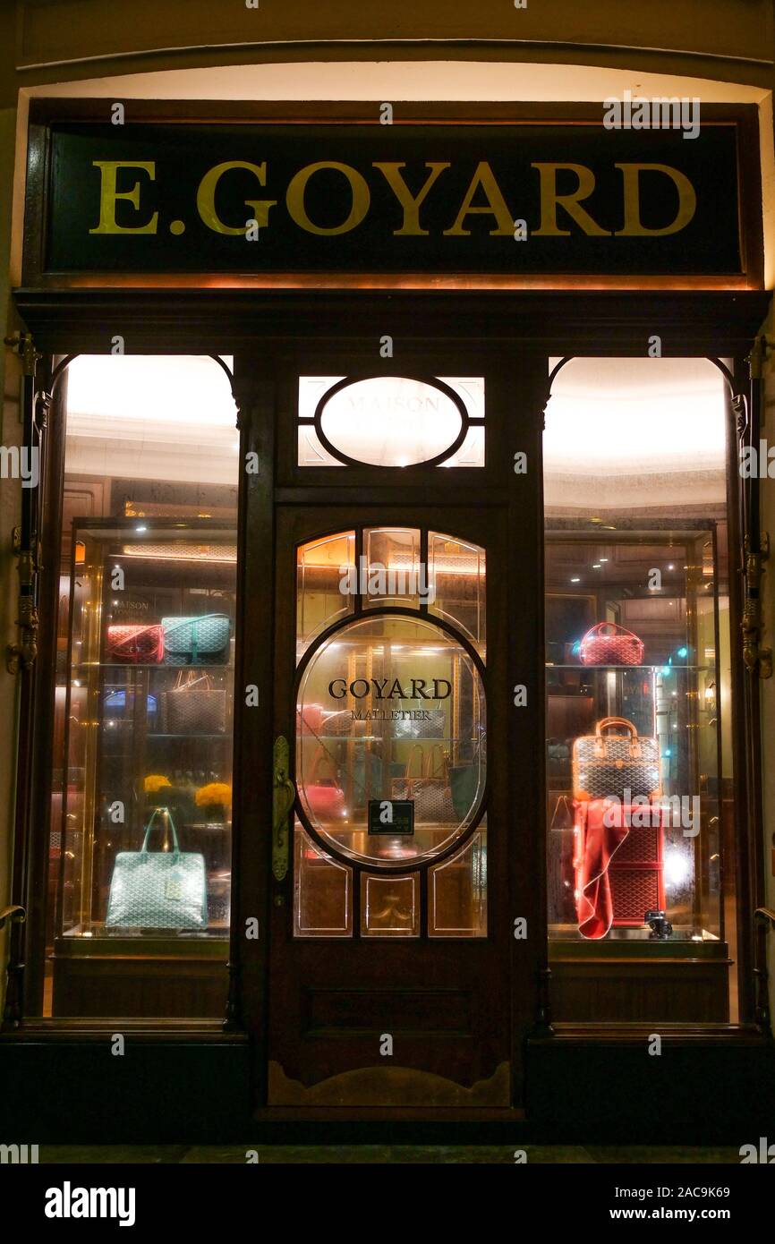 People outside E.Goyard boutique in Paris, Goyard is a French trunk and  luxury leather goods maker , 233 rue Saint-Honoré, Paris ,France Stock  Photo - Alamy