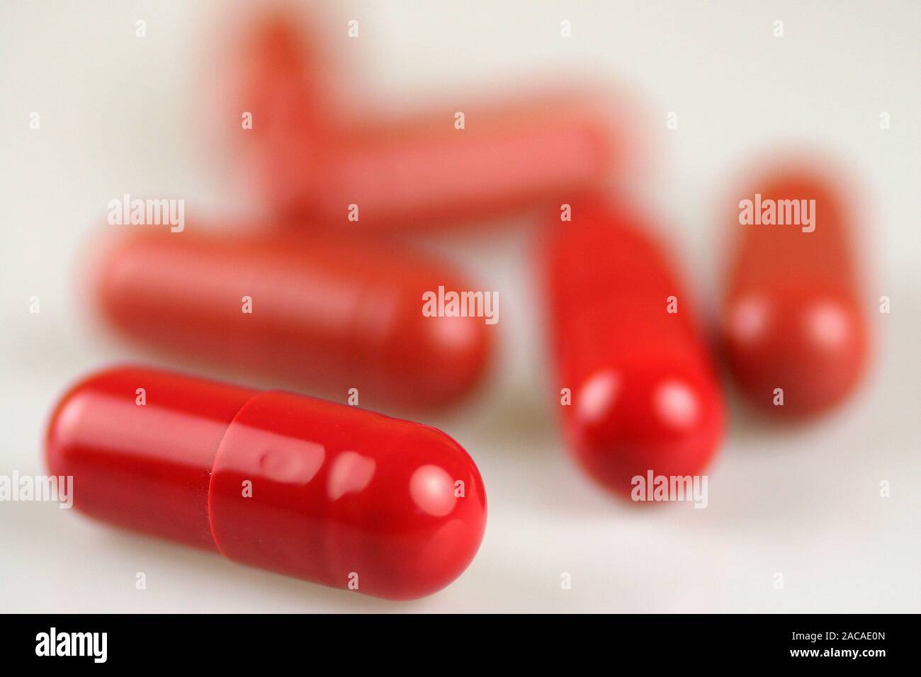 Мягкие желатиновые красные капсулы на оборудованиии\. Красная таблетка. Обезболивающие таблетки красные капсулы. Красные прозрачные таблетки. Желатиновые капсулы красные.
