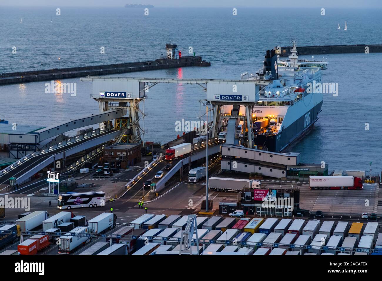 Container ships dover hi-res stock photography and images - Alamy