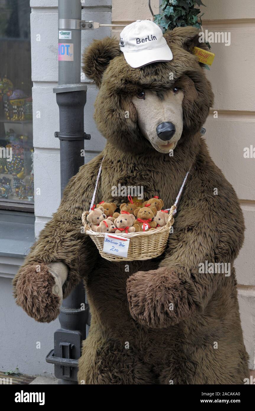 Brauner Stoffbär offers small Berlin bears for tourists Stock Photo