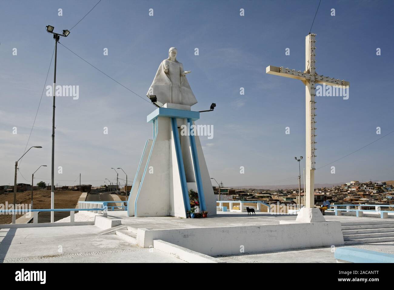 Christusstatue mit Kreuz über der Stadt Arica, Chile, Suedamerika, Christ statue with cross, Arica, Chile, South America Stock Photo