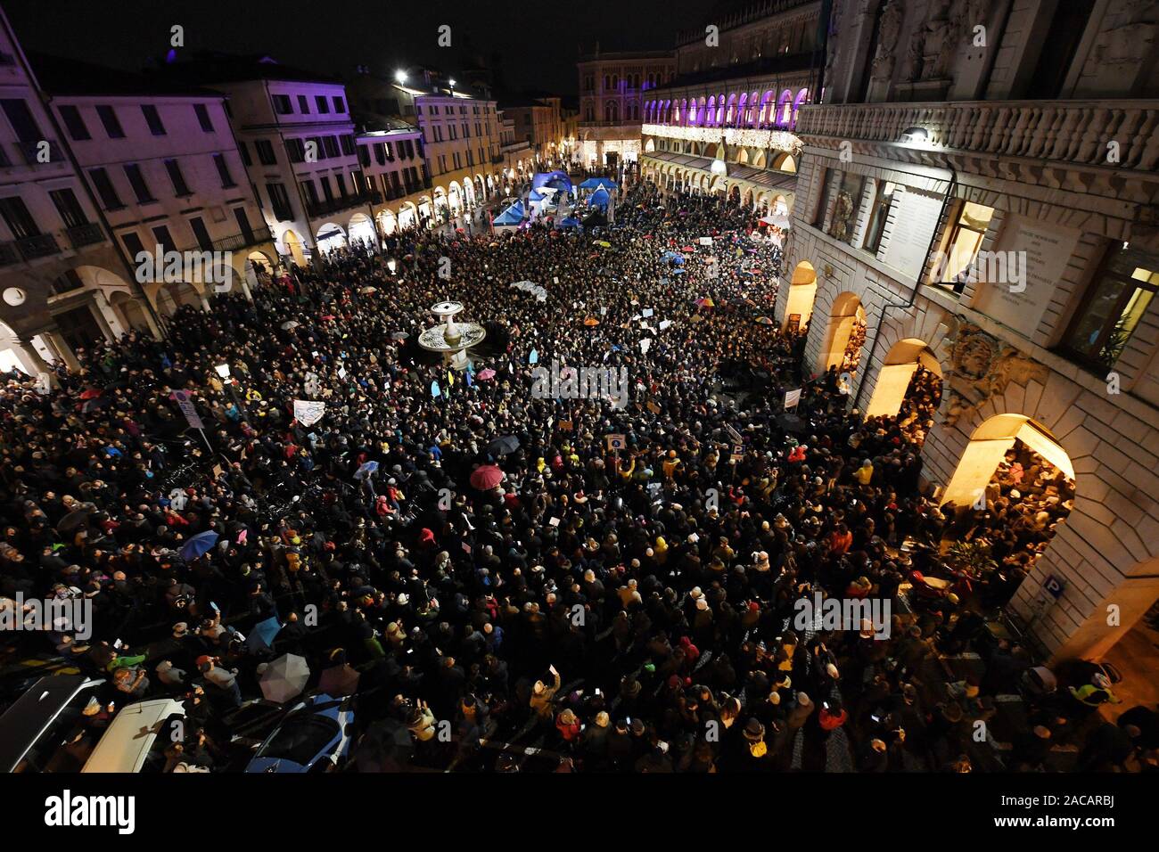 * NO CREDIT * Demonstration - Sardines in Piazza delle Erbe in Padua - Slogan against racism and the policies of the League, the anthem of Mameli and Bella Ciao are sung Thousands of sardines in the square also in Padua 01/12/2019 Padua P. zza Delle Erbe Stock Photo