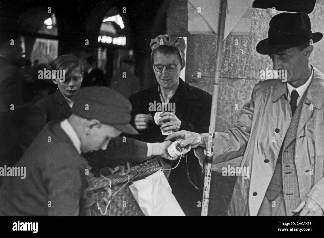 Messegänger begutachten einen Messestand, Leipzig, sachsen, Deutschland, 1948. Trade fair visitors examine a trade fair stand, Leipzig, Saxony, Germany, 1948. Stock Photo