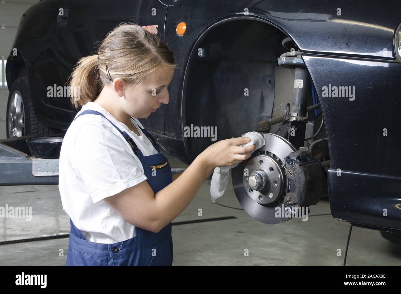 Trainee in the car repair shop Stock Photo - Alamy