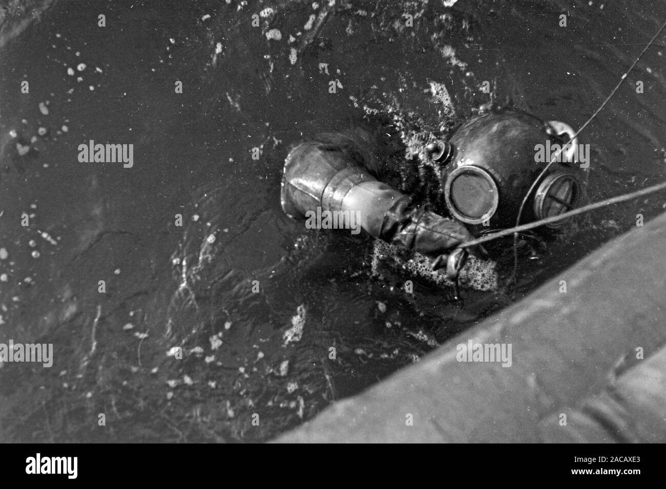 Bojentaucher im Wasser, Emden, Niedersachsen, Deutschland, 1950. Buoys