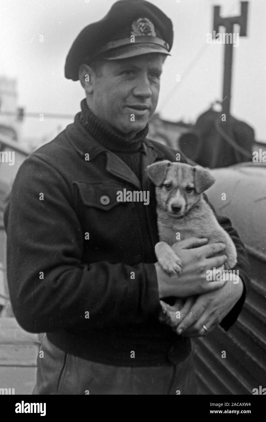 Schiffsarbeiter mit Hund, Emden, Niedersachsen, Deutschland, 1950. Ship worker with dog, Emden, Lower Saxony, Germany, 1950s. Stock Photo