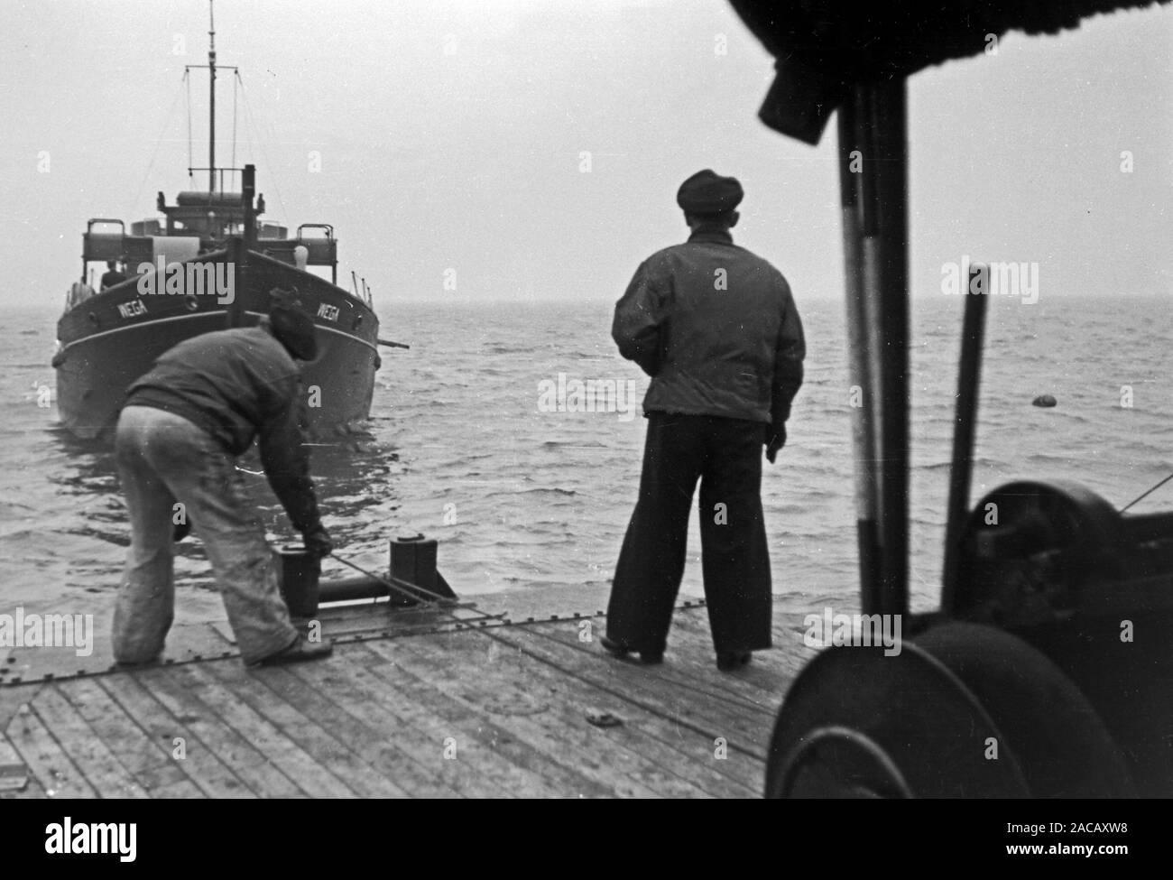 Schiffsarbeiter setzen Bojen, Emden, Niedersachsen, Deutschland, 1950