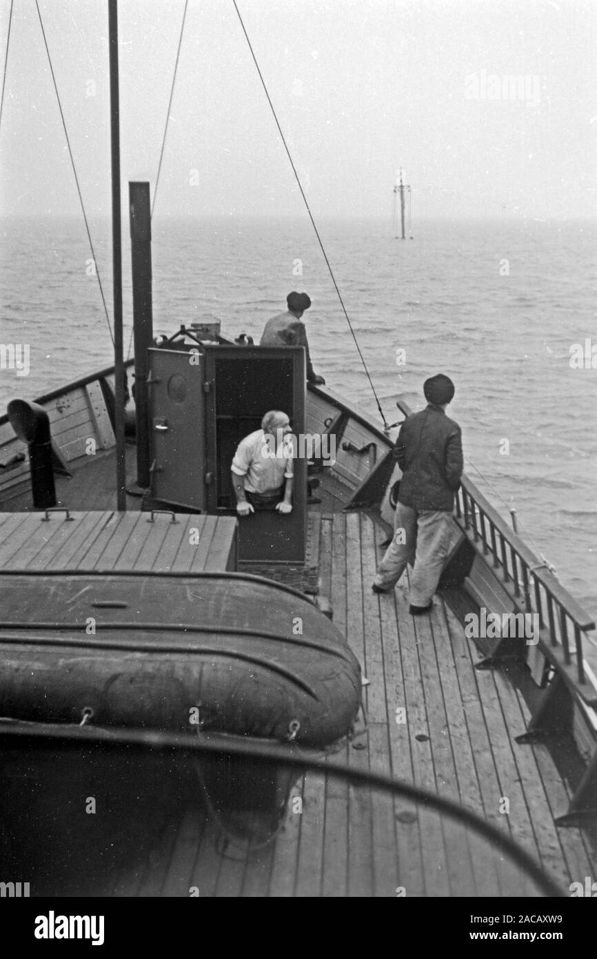 Schiffsarbeiter suchen Wrack, Emden, Niedersachsen, Deutschland, 1950. Ship workers look for wreck, Emden, Lower Saxony, Germany, 1950. Stock Photo