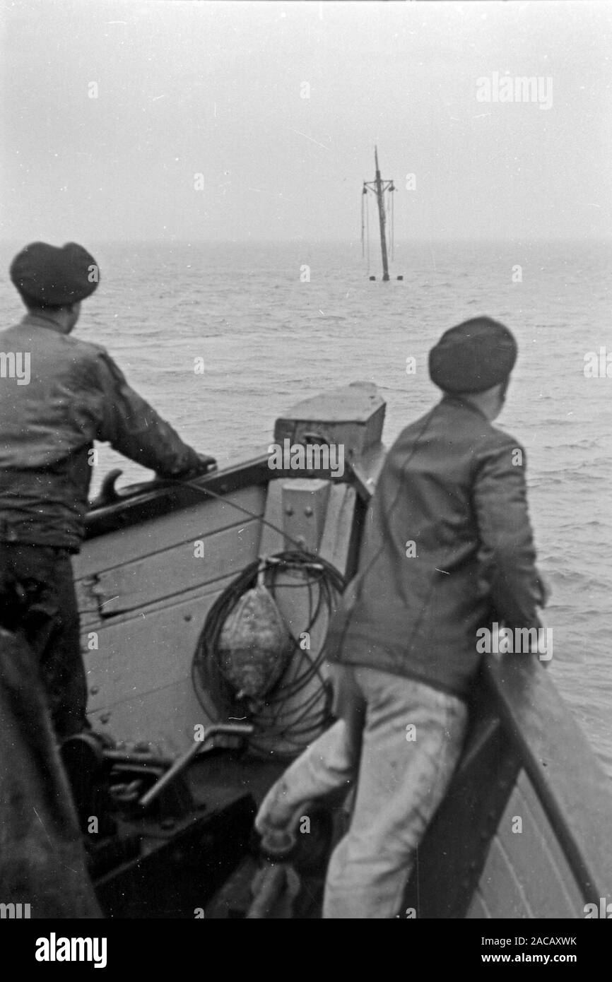 Schiffsarbeiter suchen Wrack, Emden, Niedersachsen, Deutschland, 1950. Ship workers look for wreck, Emden, Lower Saxony, Germany, 1950. Stock Photo
