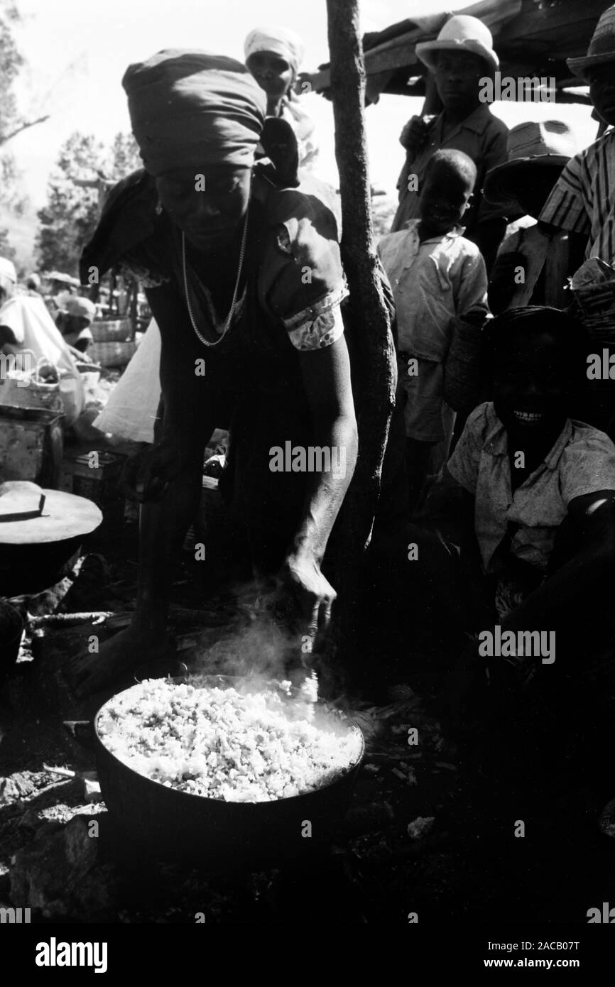 Mittagessen kochen, 1967. Preparing lunch, 1967 Stock Photo - Alamy