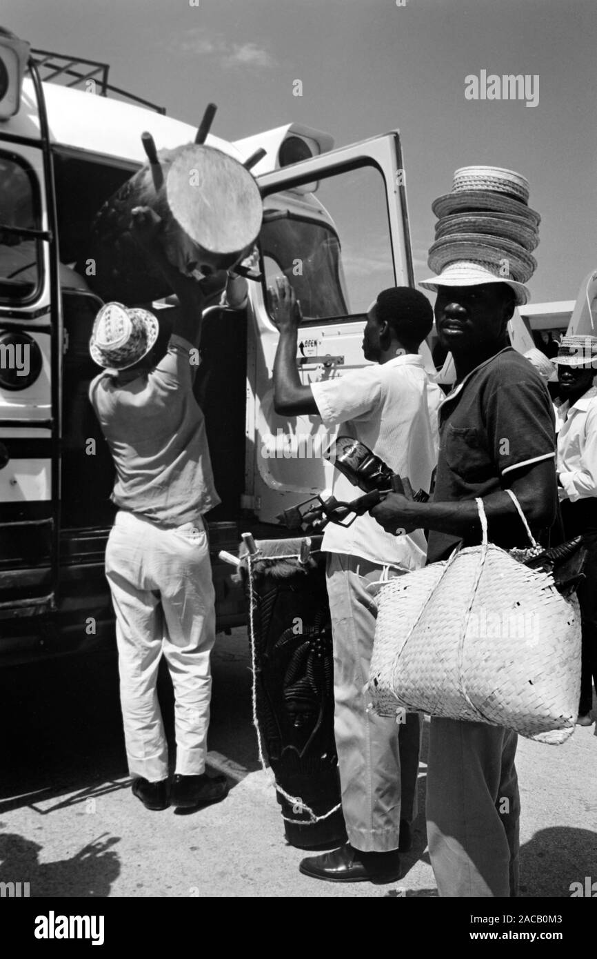 Voodoo-Trommel wechselt Besitzer, 1967. Voodoo drum changing hands, 1967. Stock Photo