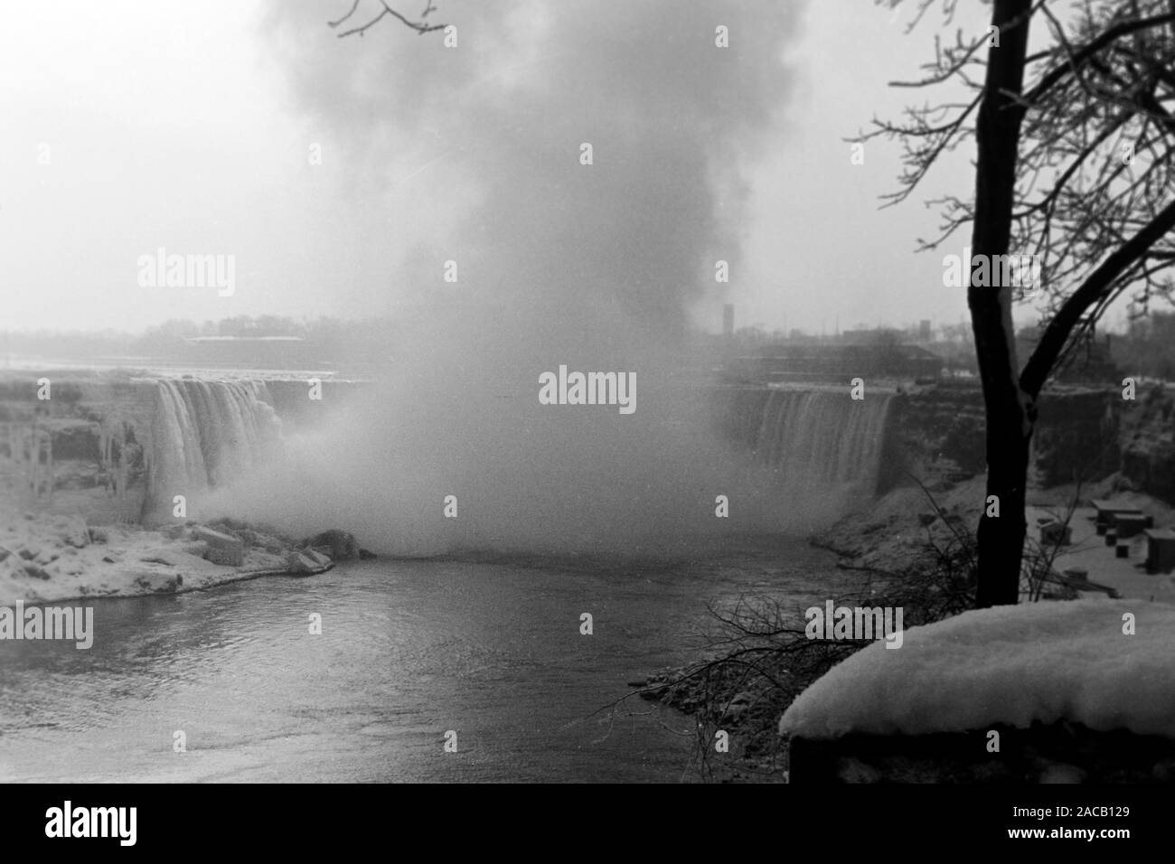 Kanadische Seite der Niagarafälle, 1963. Canadian Side to the Niagara Falls, 1963. Stock Photo