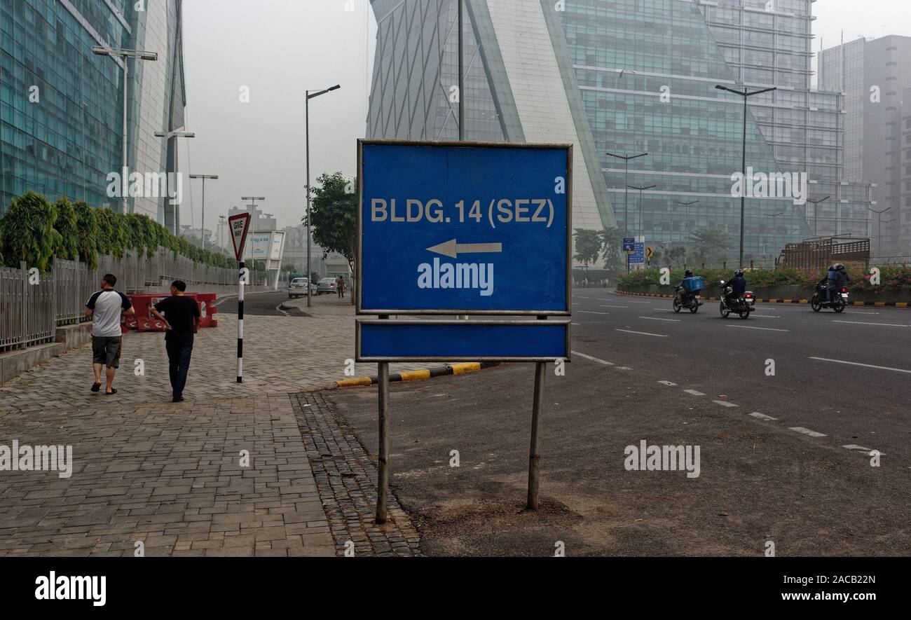 The smog reducing the visibility and health in DLF City,  Gurgaon, Haryana, India, by the sign to Building 14 in a Special Economic Zone (SEZ) Stock Photo