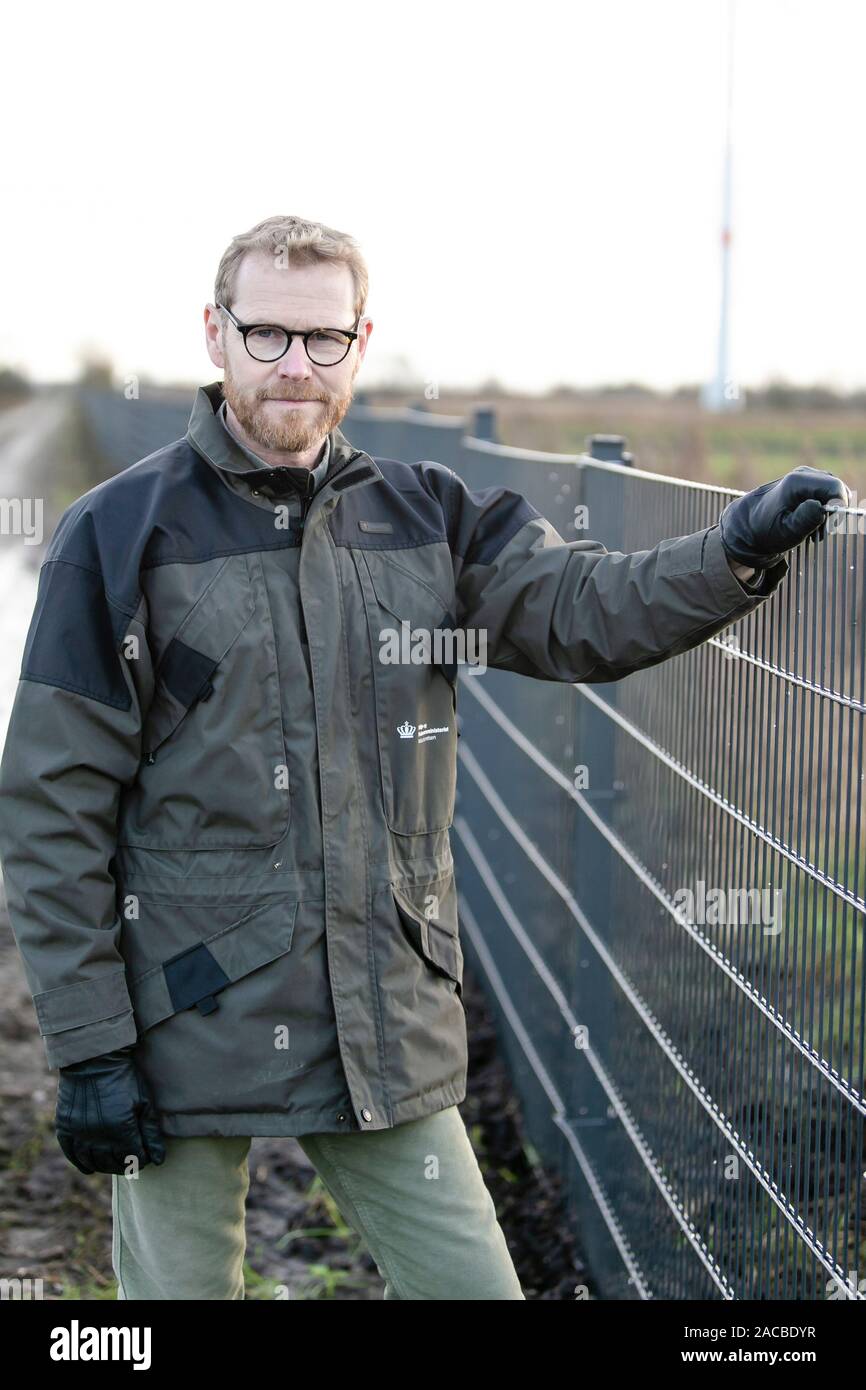 kop Skynd dig ventil Tinglev, Denmark. 02nd Dec, 2019. Bent Rasmussen, project manager of the Danish  Nature Agency, stands at the controversial wild boar fence on the German- Danish border. On 2 December 2019, the construction work