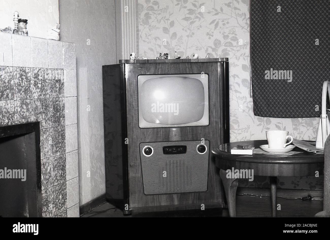 Early television 1950s hi-res stock photography and images - Alamy