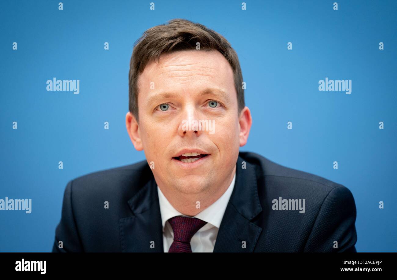Berlin, Germany. 02nd Dec, 2019. Tobias Hans (CDU), Minister President of Saarland, gives a press conference at the federal press conference on accelerated mediation procedures for nursing staff. Credit: Kay Nietfeld/dpa/Alamy Live News Stock Photo