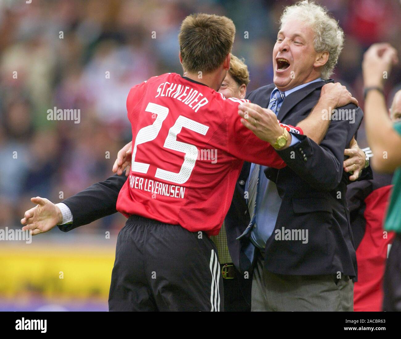 BayArena Leverkusen Germany, 28.09.2002, Football: German Bundesliga season 2002/03, matchday 7, Bayer 04 Leverkusen (B04, red) vs Bayern Munich (FCB, white); team manager Klaus Toppmoeller (B04, right) reacts with Bernd Schneider and Toni Schumacher Stock Photo