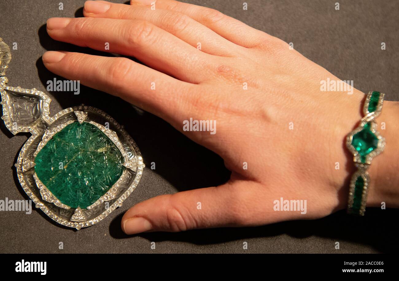 Bonhams, London, UK. 2nd December 2019. Stunning Emerald Necklace from Vita  Sackville-West Collection, by Cartier, 1912, offered at Bonhams London  Jewels sale on 4 December. Estimate: £50,000-70,000. Right: An art deco  emerald