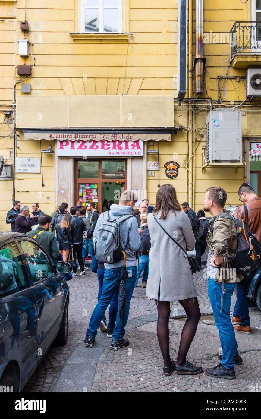Queue outside Pizzeria da Michele, Forcella, Naples, Italy Stock Photo