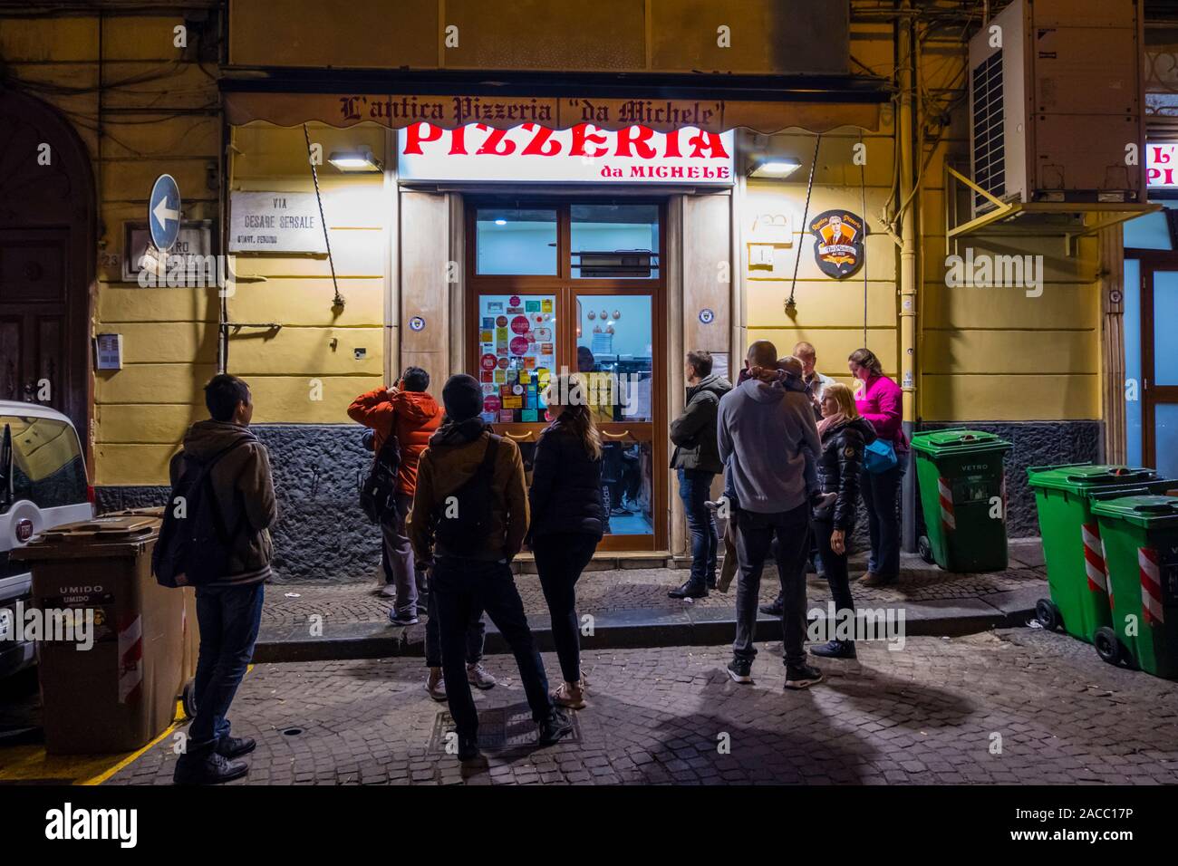 Queue outside Pizzeria da Michele, Forcella, Naples, Italy Stock Photo