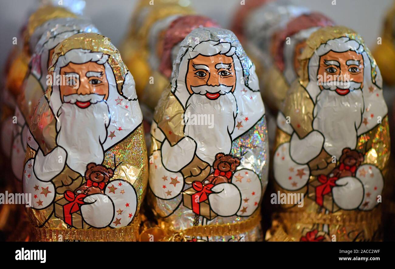 Erfurt, Germany. 02nd Dec, 2019. Chocolate Santa Clauses are ready to be distributed by the Prime Minister of Thuringia to pupils of the Otto Lilienthal Community School in Erfurt after they have decorated a Christmas tree together. The 3.50 metre high Nordmann fir stands in the citizens' hall of the Thuringian State Chancellery. In addition to homemade poinsettias, balls and Christmas trees, the students also brought pendants with their big and small wishes. Credit: Martin Schutt/dpa-Zentralbild/dpa/Alamy Live News Stock Photo