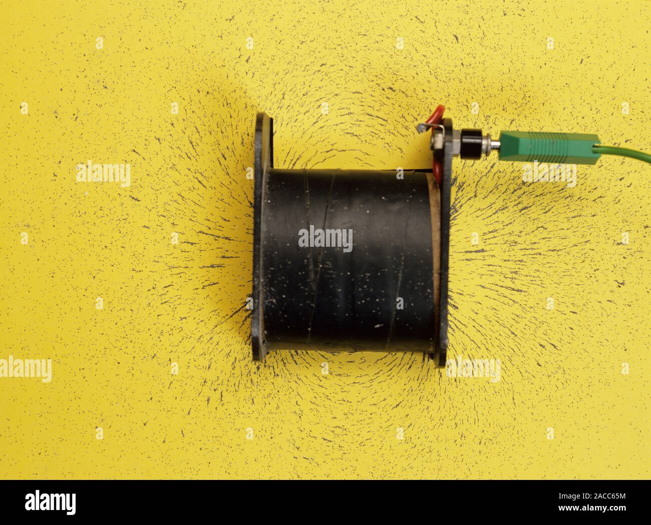 field of a solenoid. Solenoid (centre) and iron filings (black